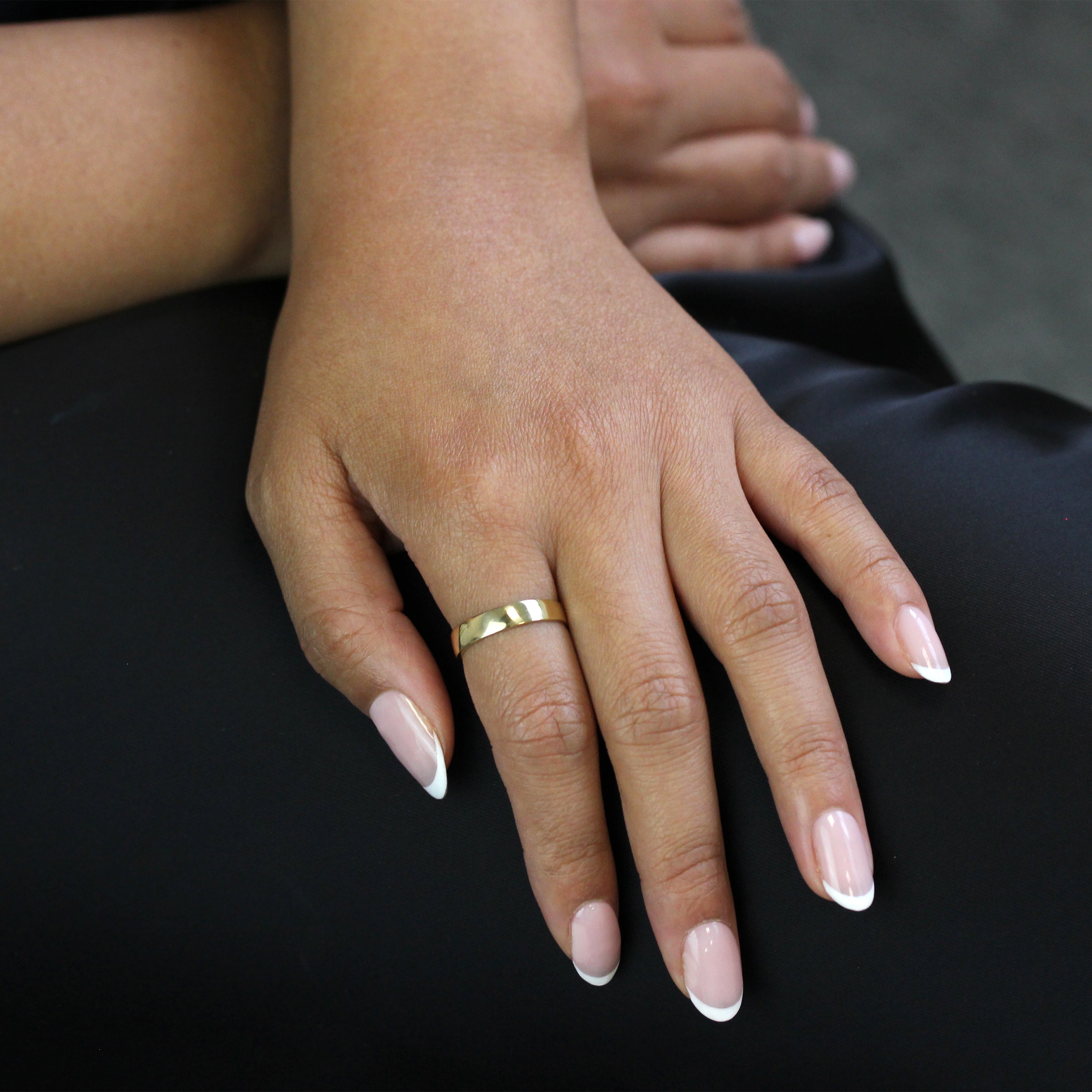 9 Karat Gold gravierbarer 4 mm Ehering Größe I–U