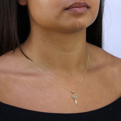 Halskette mit Traumfänger-Anhänger aus 9 Karat Gold und blauem Emaille, 40–50 cm