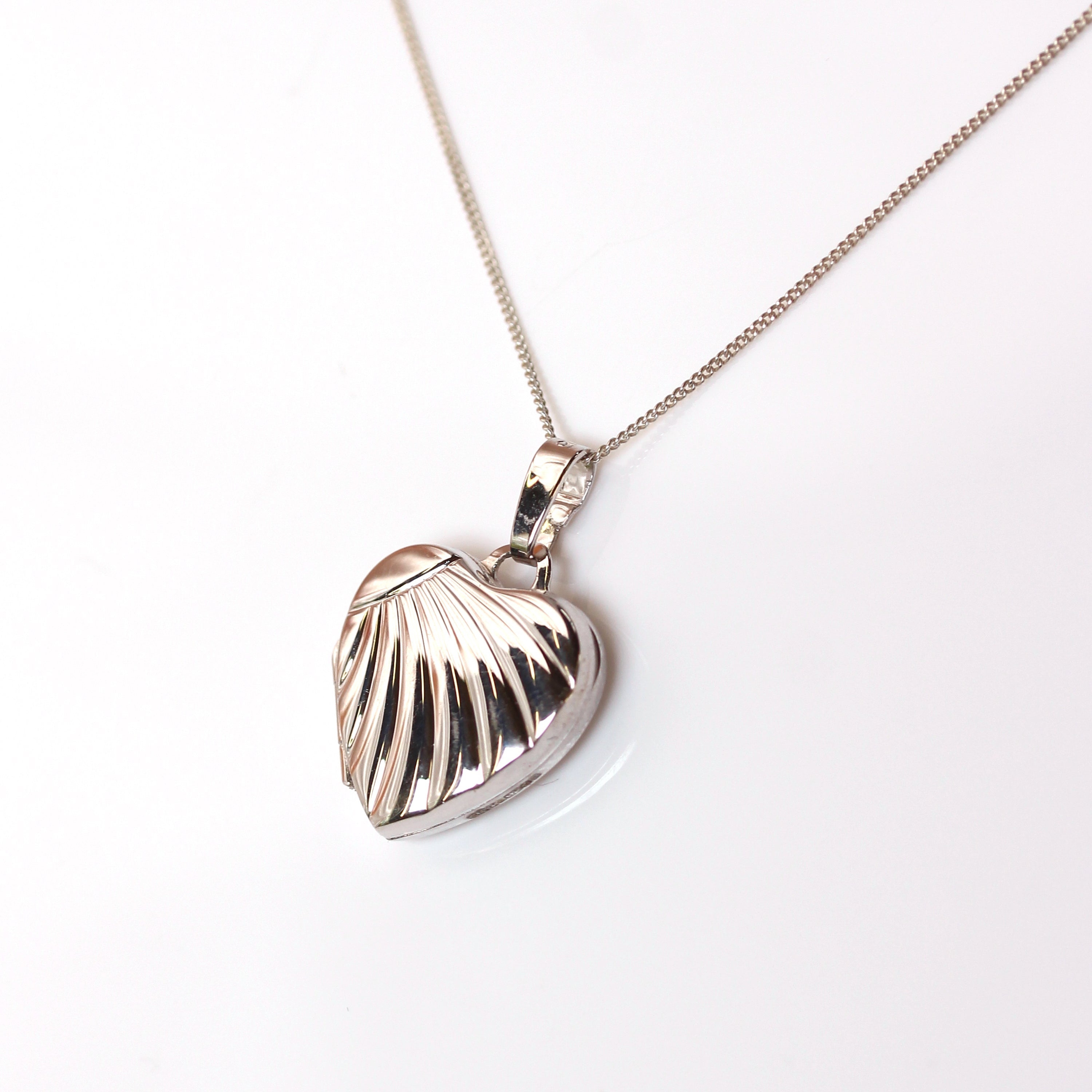 Herzmedaillon aus 9 Karat Weißgold an einer Kette mit Sonnenstrahlen-Design, 16–18 Zoll