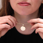 Große gravierbare runde Medaille aus 9 Karat Gold an einer Kette, 16–20 Zoll