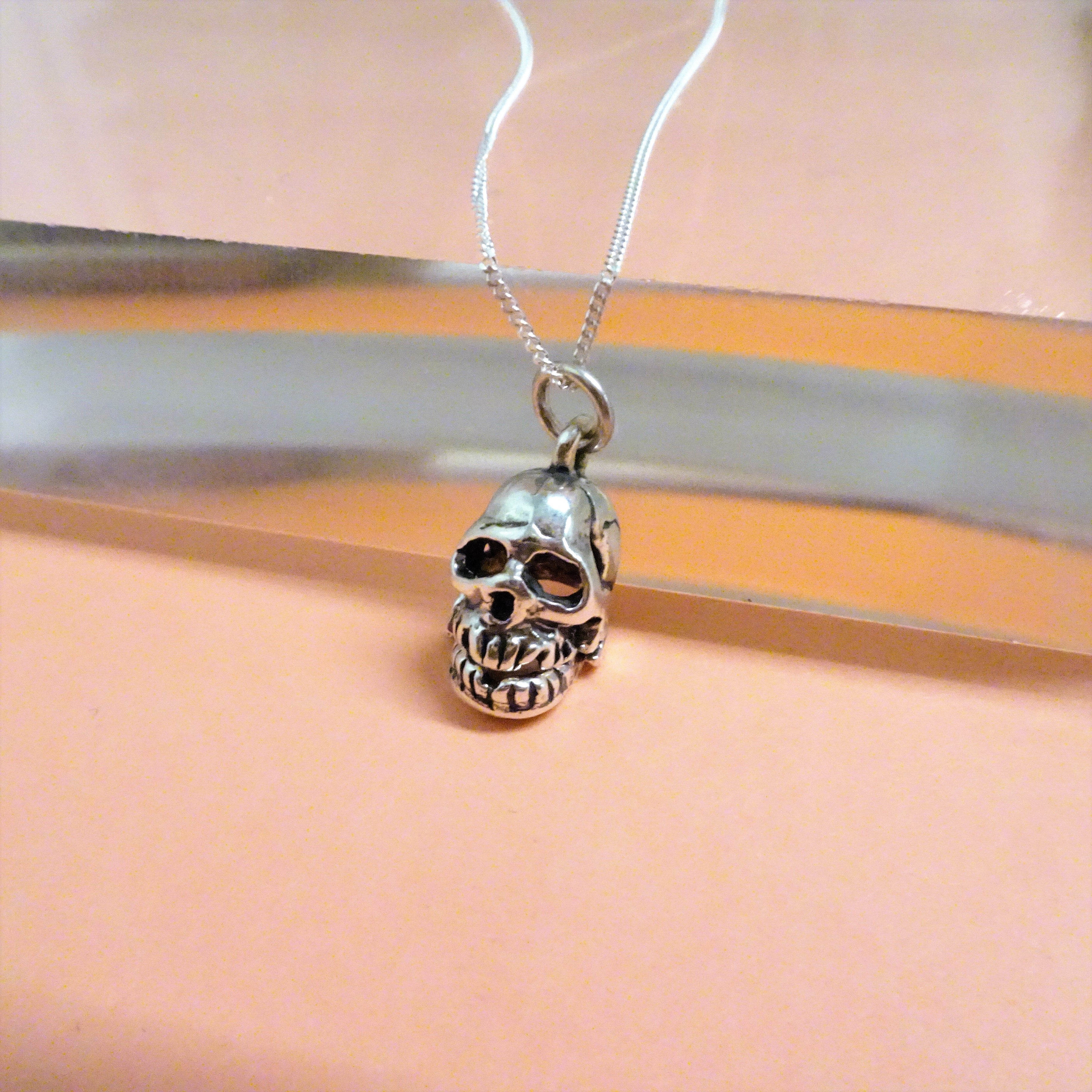 Sterlingsilber Totenkopf mit beweglichem Kiefer Halskette