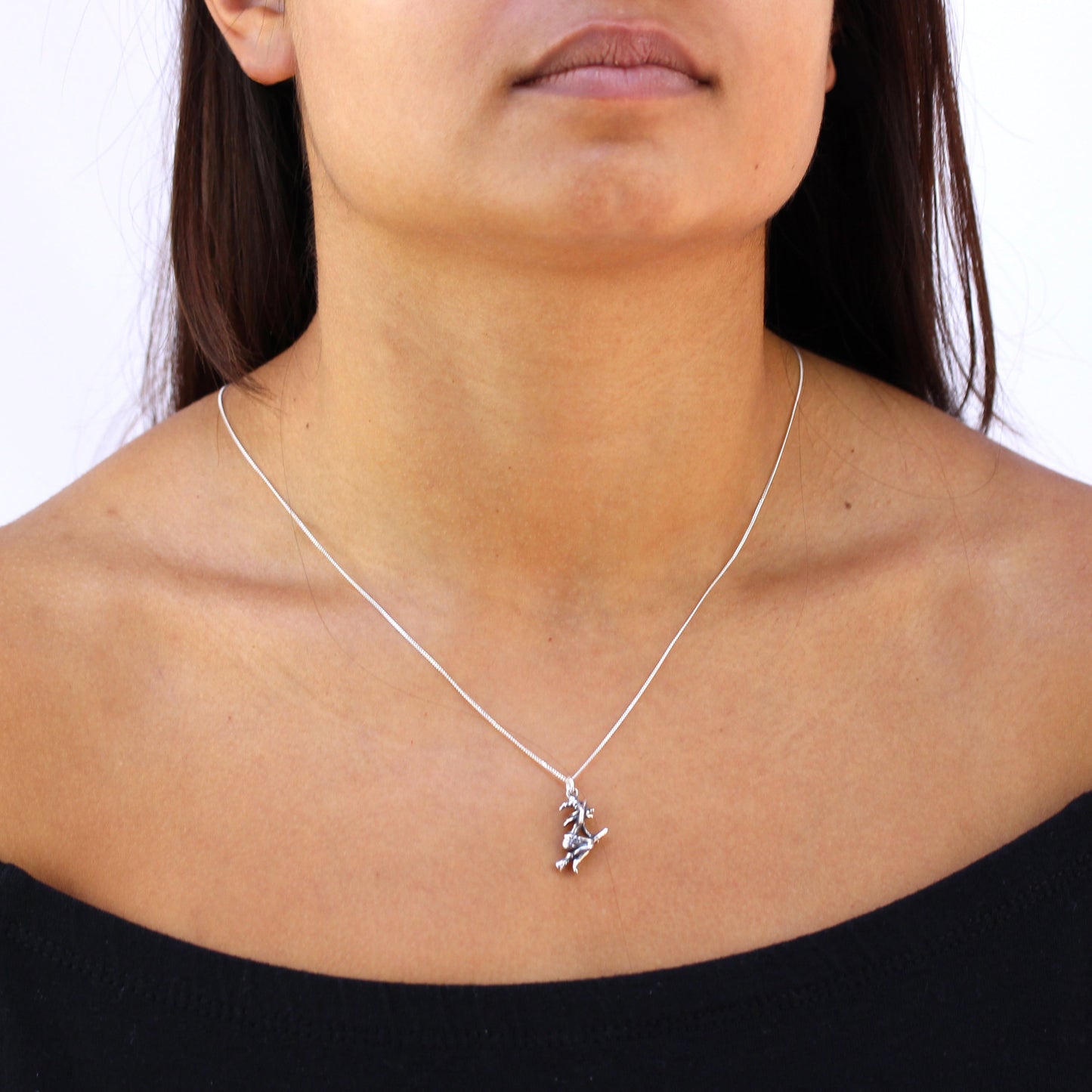 Sterlingsilber Hexe auf Besenstiel Halskette