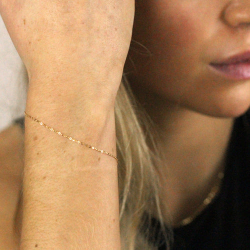 Armband aus 9 Karat Gold mit gehämmerter feiner Ankerkette, 18 - 20 cm