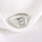 Personalisierter Siegelring aus Sterlingsilber mit Initialen und Spielkarte