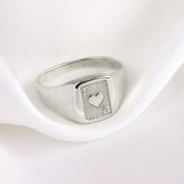 Personalisierter Siegelring aus Sterlingsilber mit Initialen und Spielkarte