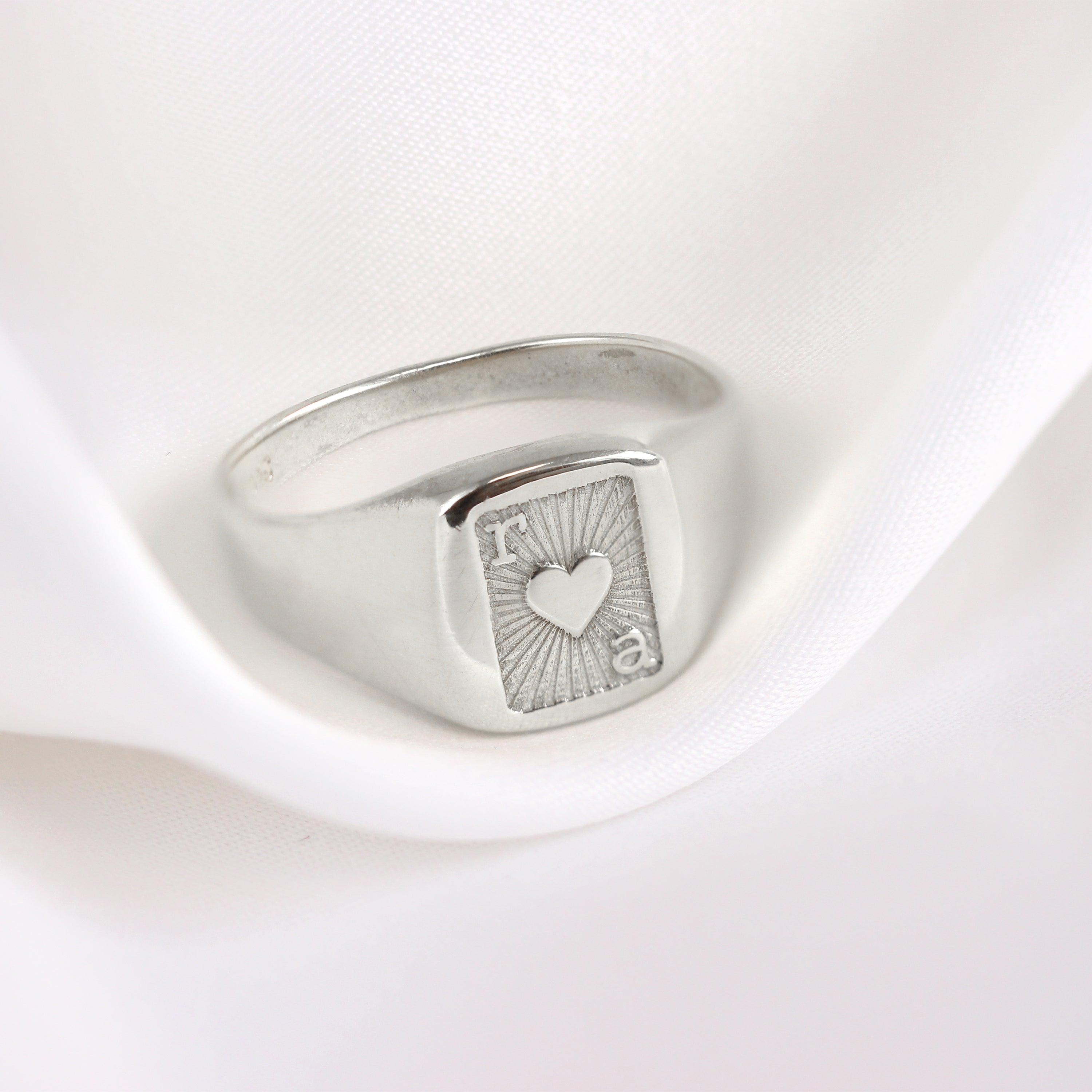 Personalisierter Siegelring aus Sterlingsilber mit Initialen und Spielkarte