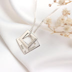 Personalisierte Halskette aus Sterlingsilber mit Familiennamen in quadratischer Form