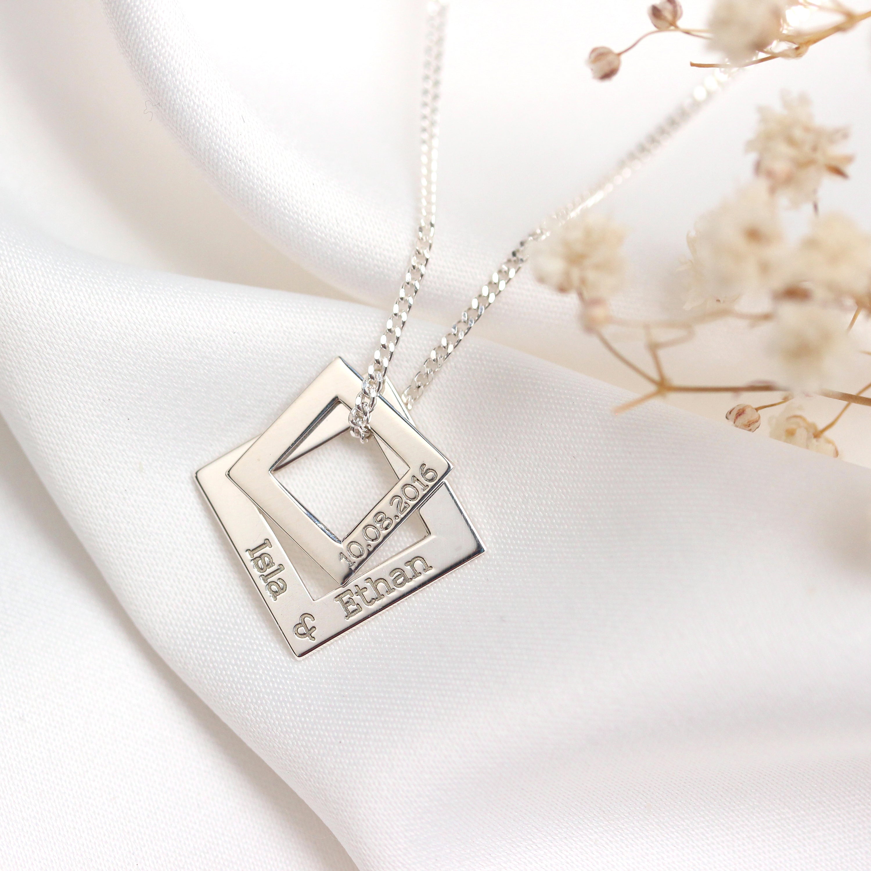 Personalisierte Halskette aus Sterlingsilber mit Familiennamen in quadratischer Form