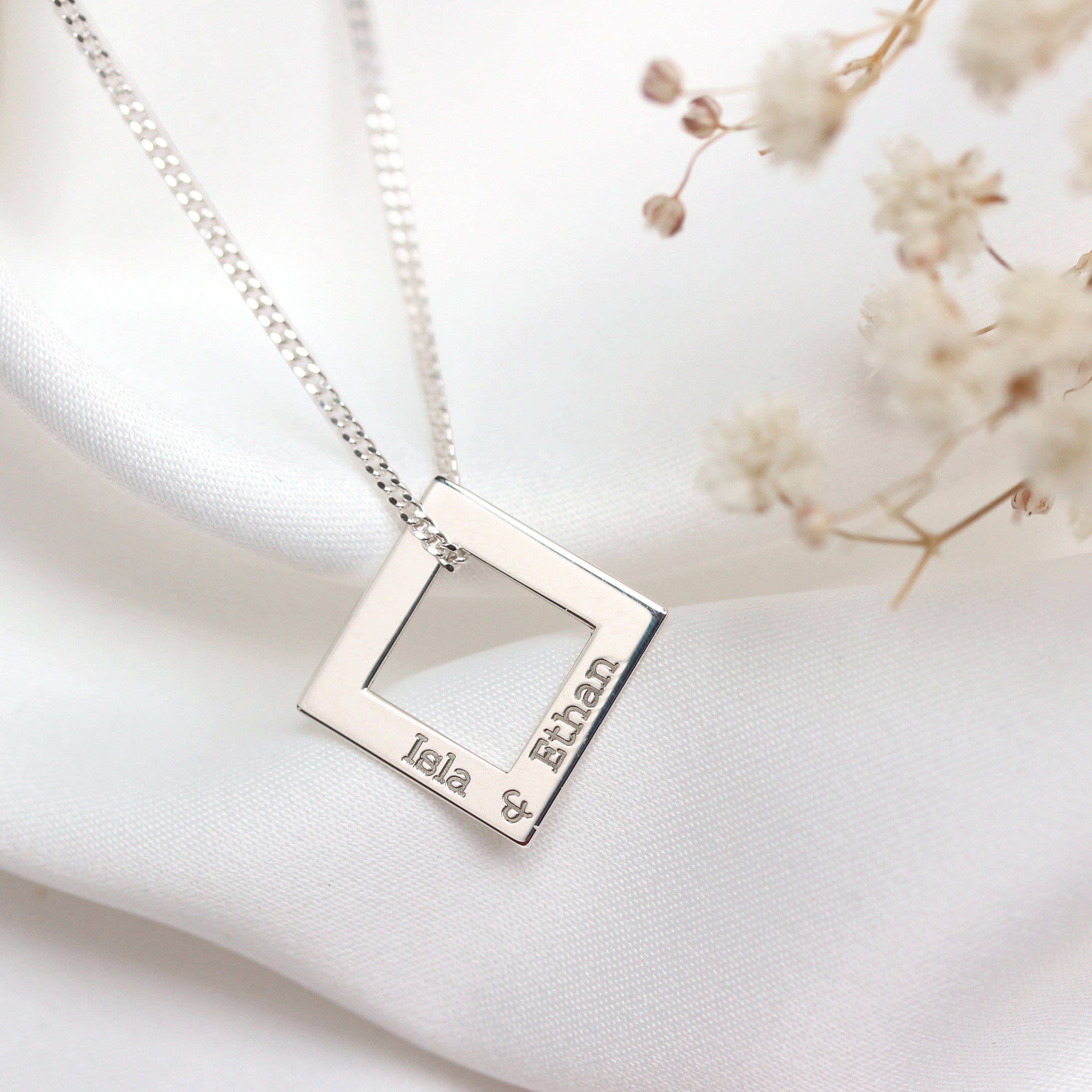 Personalisierte Halskette aus Sterlingsilber mit Familiennamen in quadratischer Form