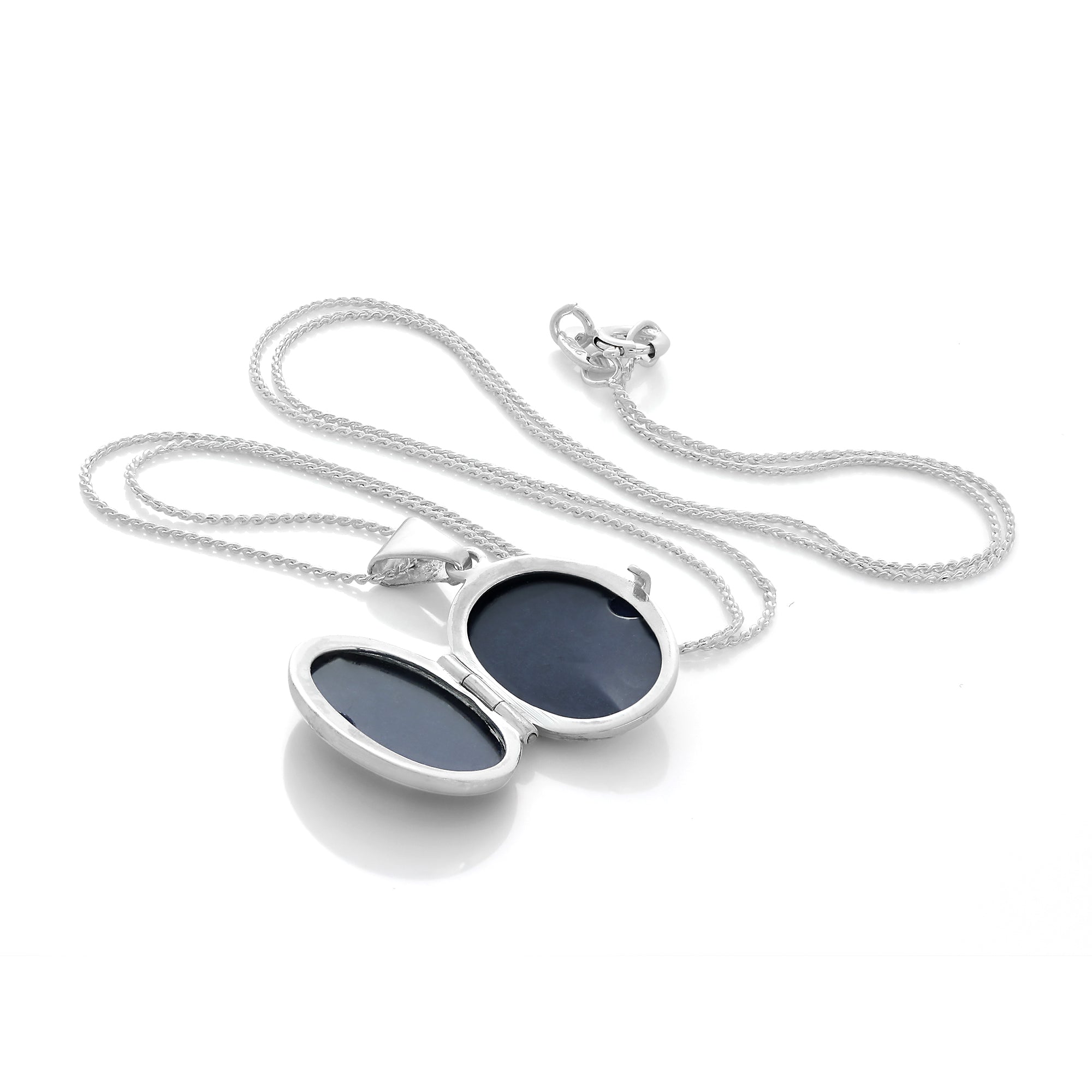 Kleines ovales Medaillon aus mattem Sterlingsilber mit Engel an einer Kette