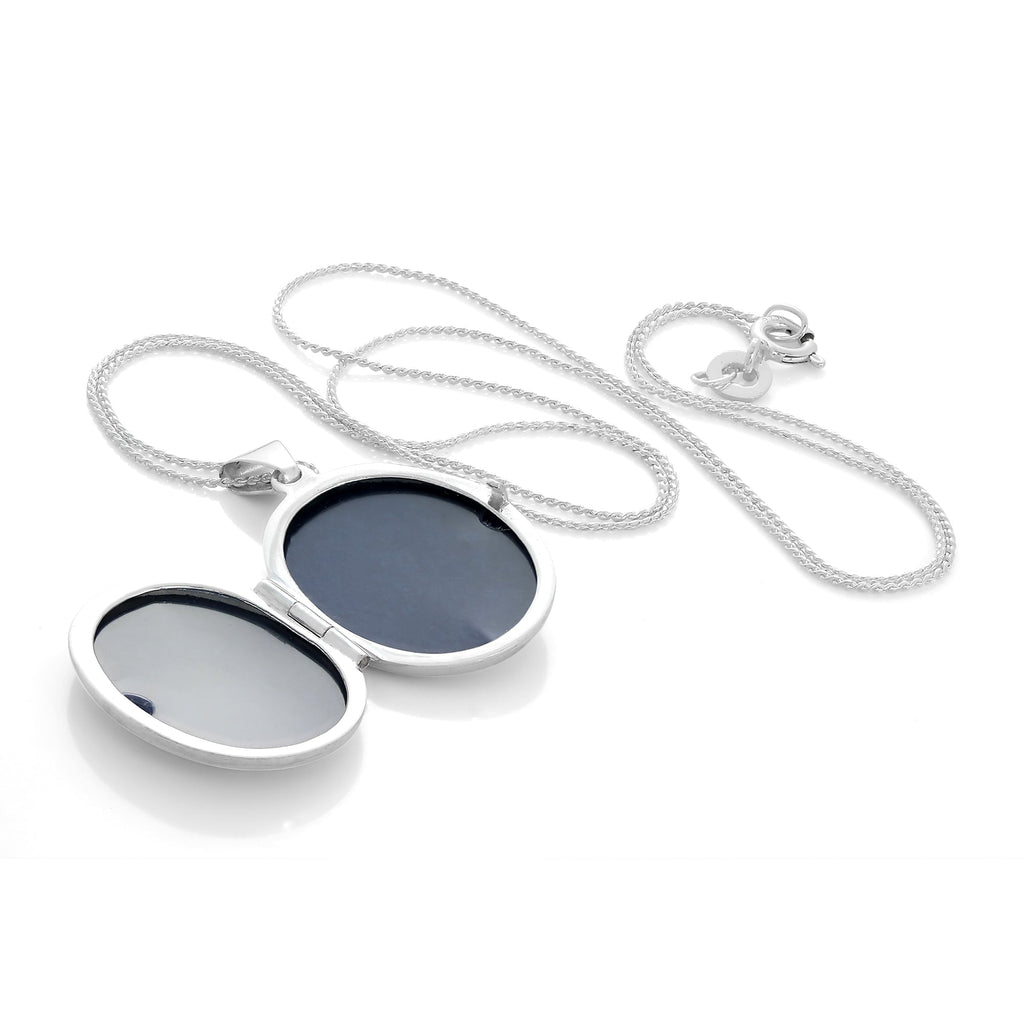Mattes ovales Sterlingsilber Medaillon mit keltischem Knotenmotiv an einer Kette