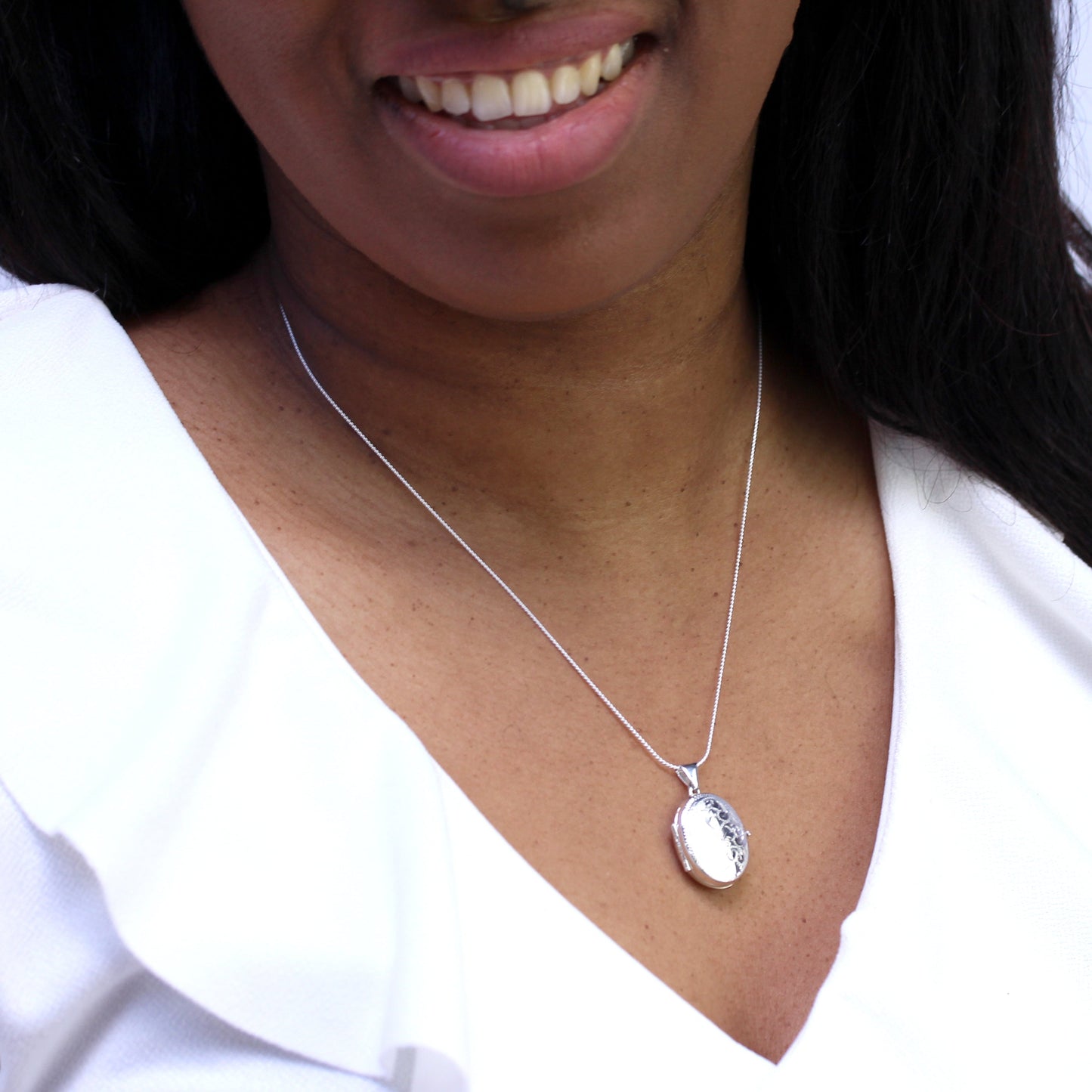 Sterling Silber graviertes ovales 4-Foto Familienmedaillon an Kette