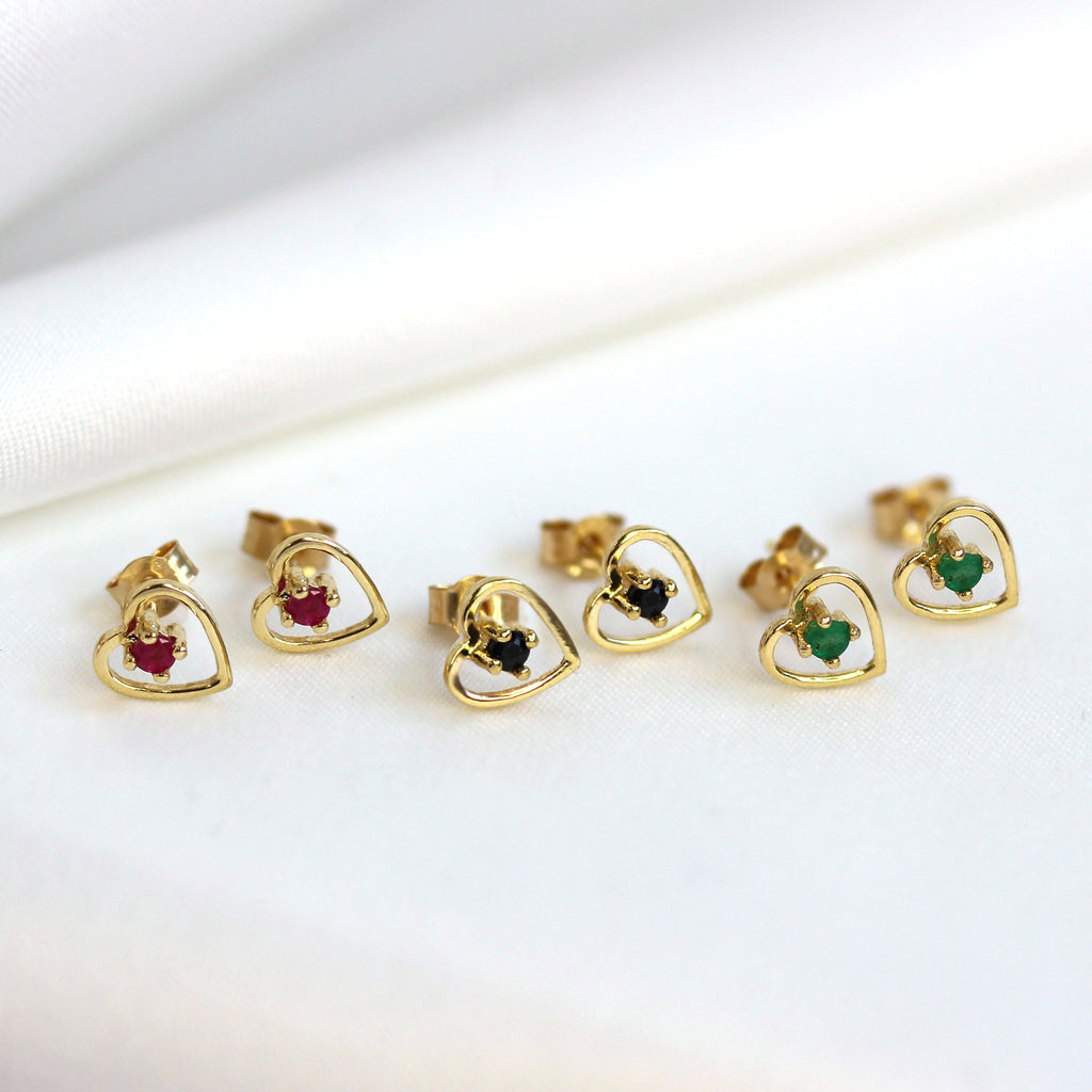 9 Karat Gold & 2 mm Edelstein Ohrstecker mit offenem Herz - Smaragd Saphir Rubin