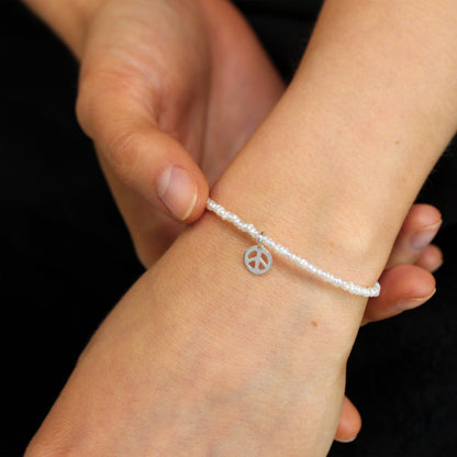 Sterlingsilber & Weiß Süßwasserperle Armband mit “Peace“ Anhänger