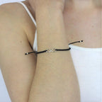 Makramee-Armband aus schwarzer Kordel mit Unendlichkeitsschleife aus Sterlingsilber