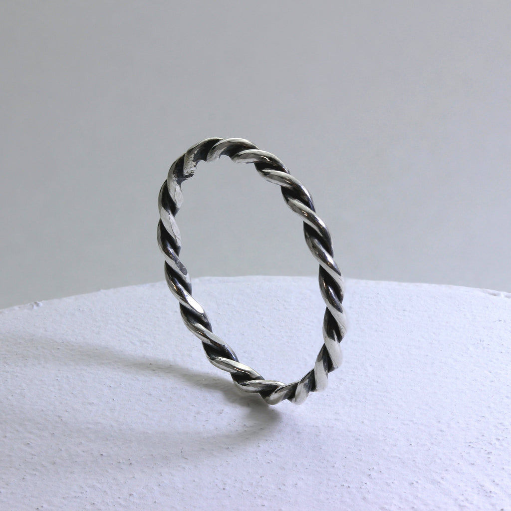 Sterlingsilber 2 mm Stapelring mit gedrehter Kordel – Größen I-U