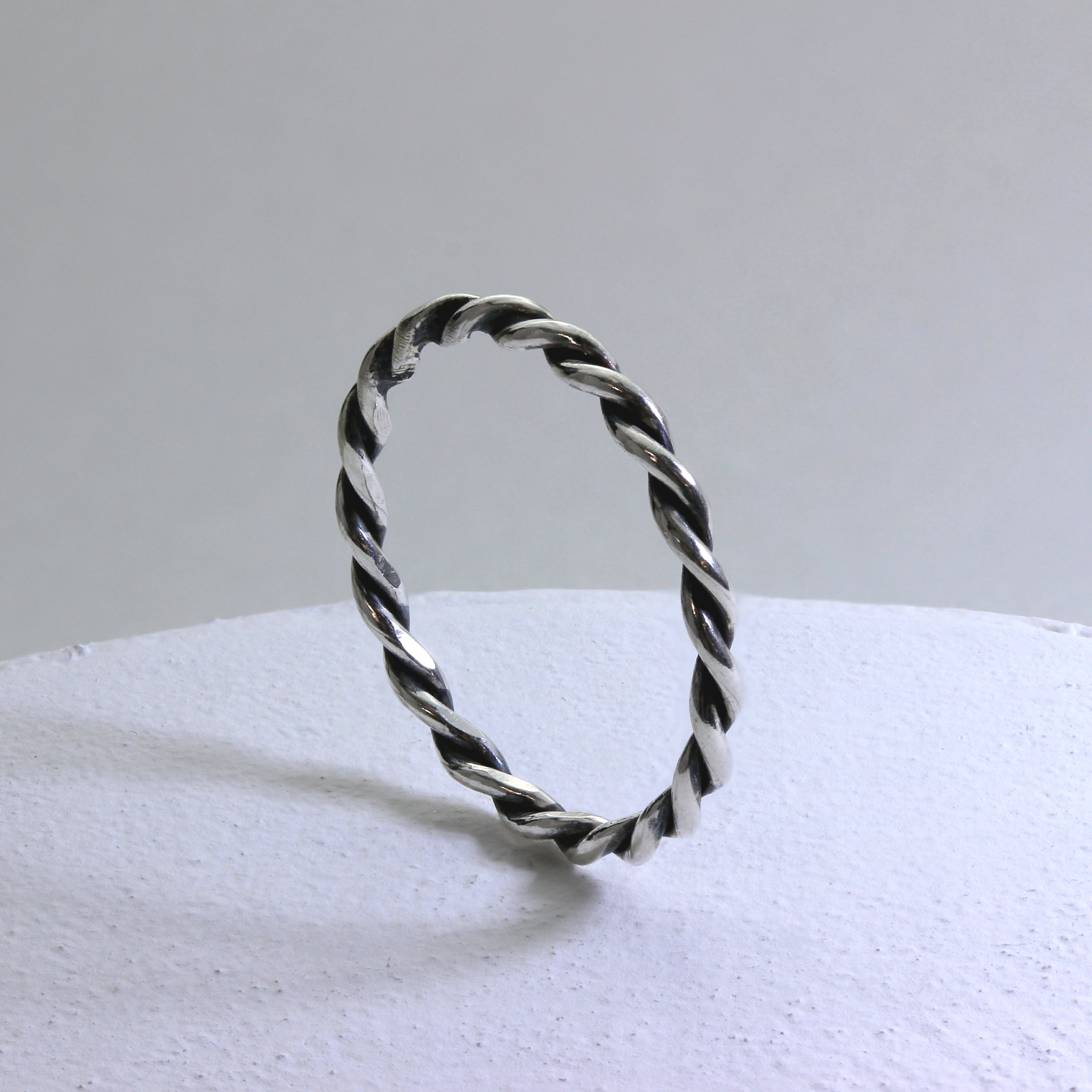 Sterlingsilber 2 mm Stapelring mit gedrehter Kordel – Größen I-U