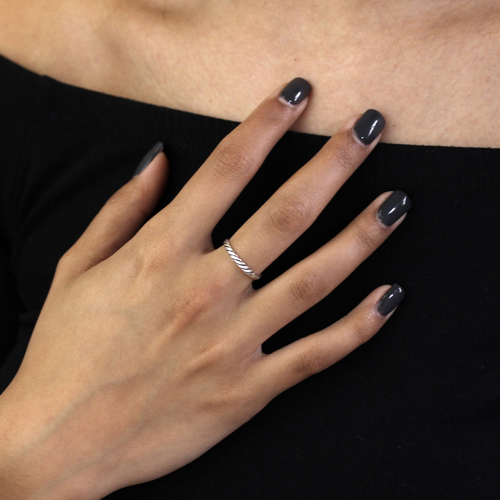 Sterlingsilber 2 mm Stapelring mit gedrehtem Muster Größe I-U