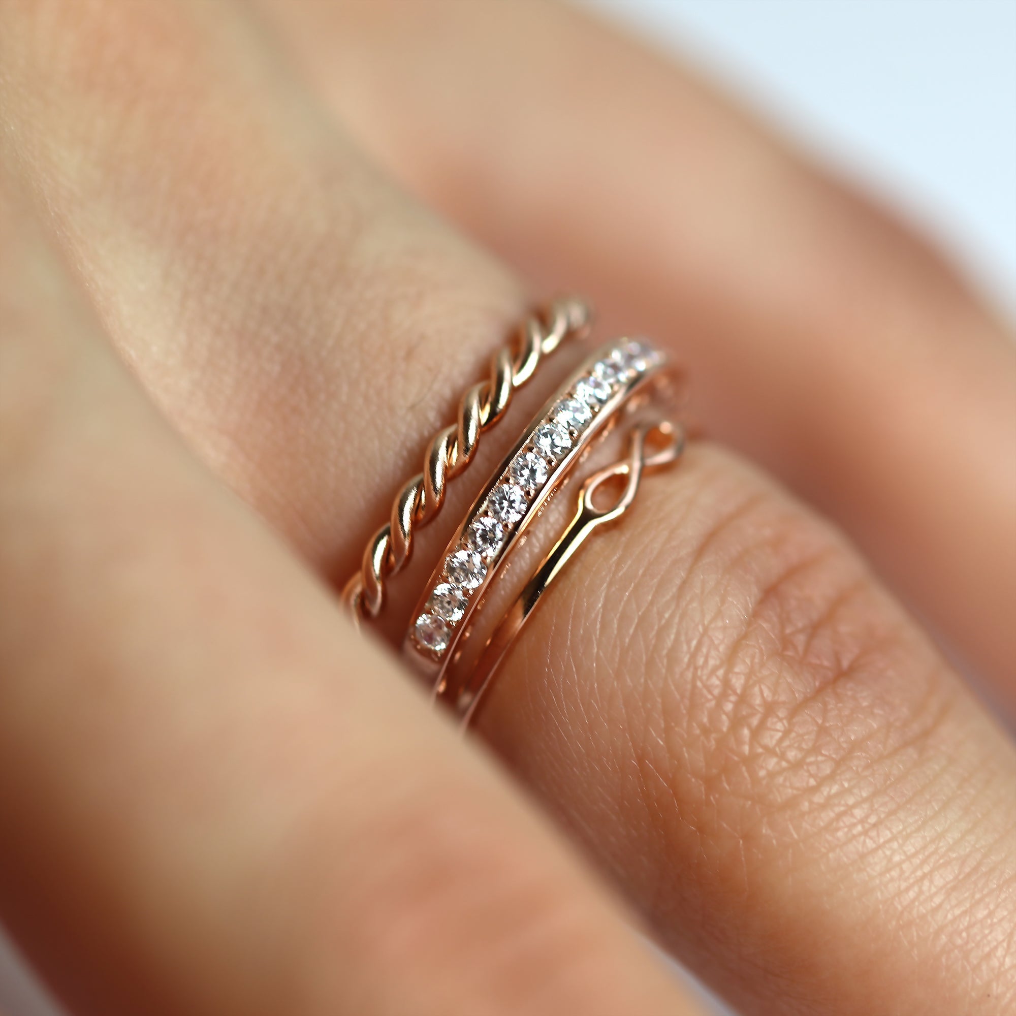 Roségold plattiertes Sterlingsilber Infinity verdrehte CZ Stapelringe im Set