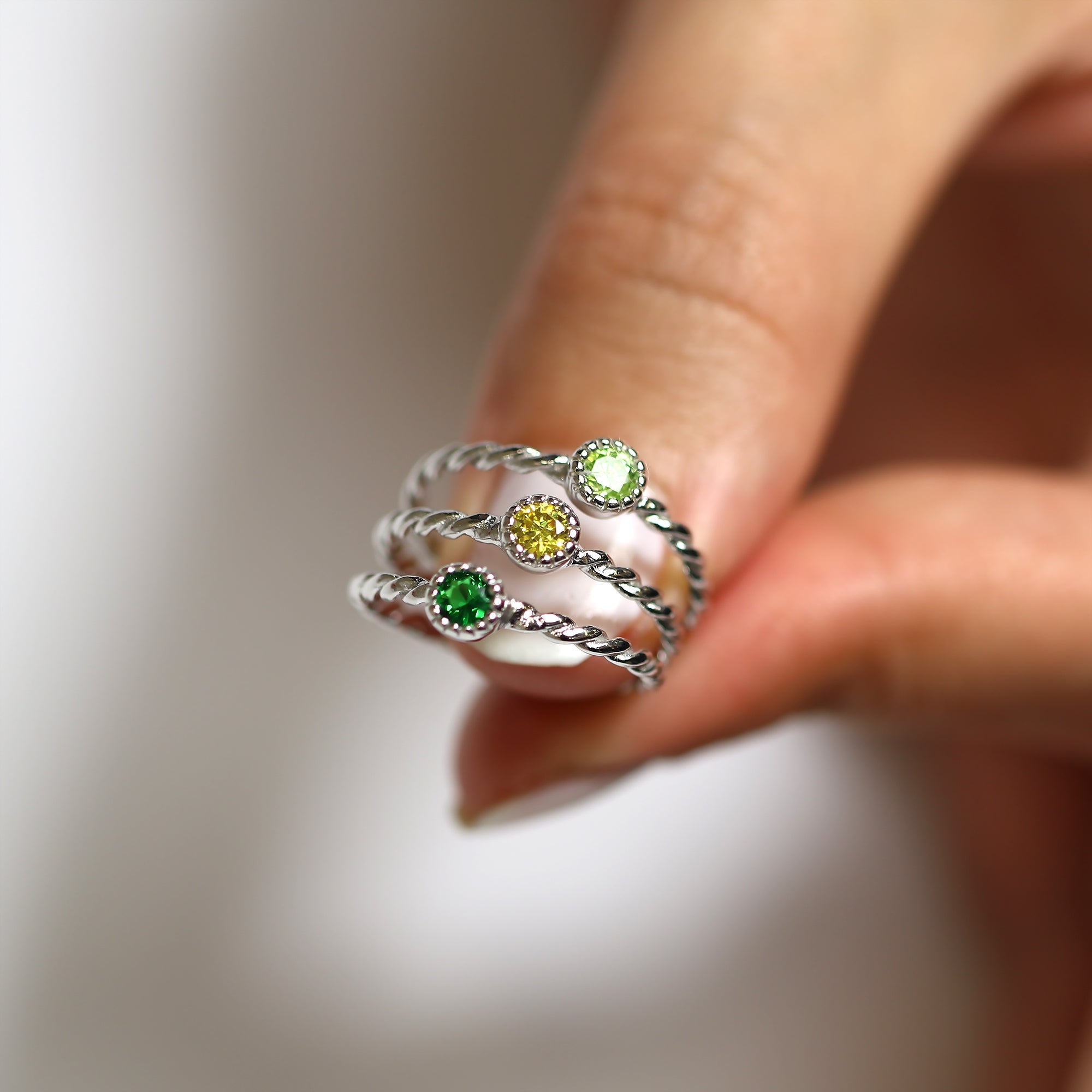 Sterlingsilber grüne verdrehte CZ Stapelringe Set