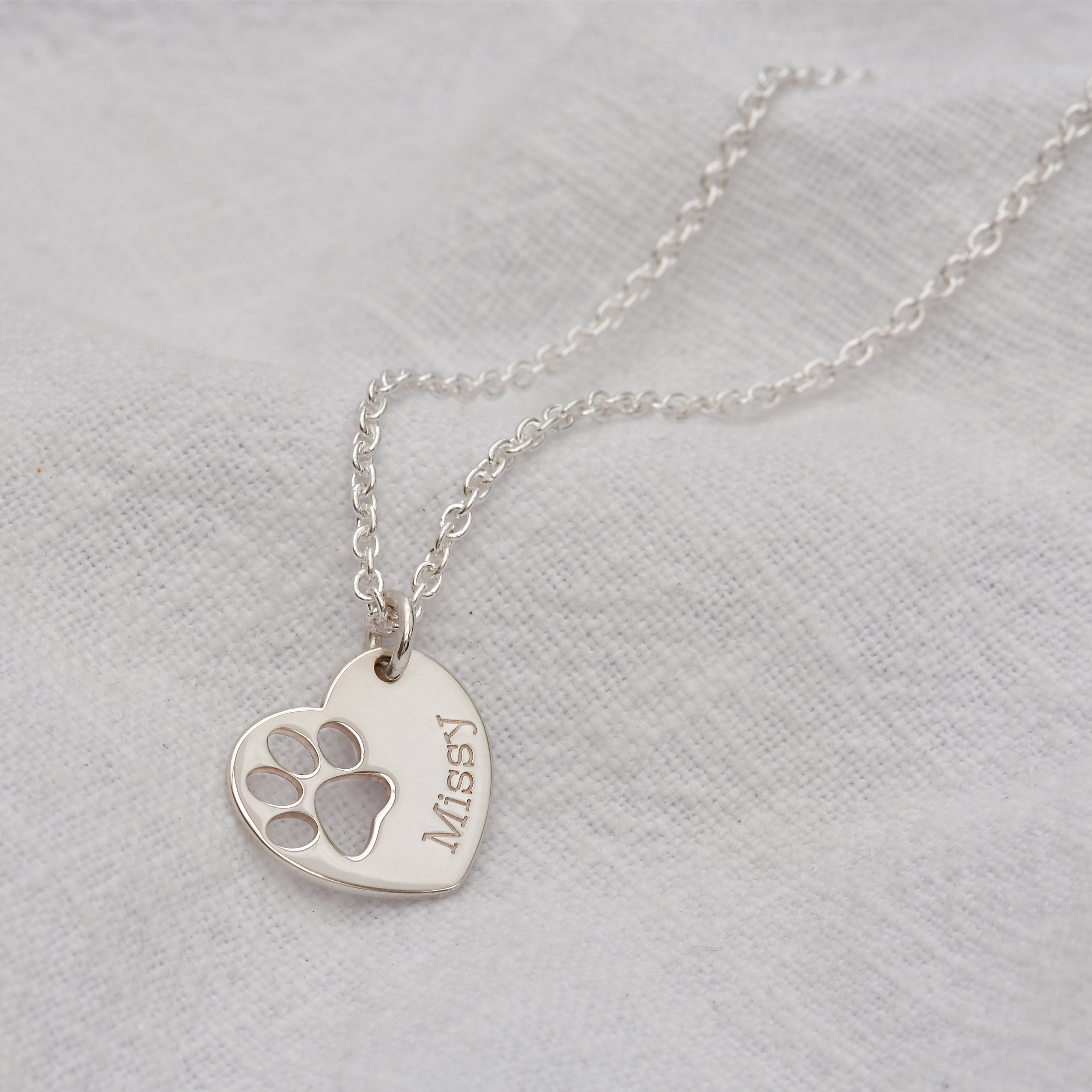 Personalisierte Halskette aus Sterlingsilber mit Pfotenabdruck und Herz