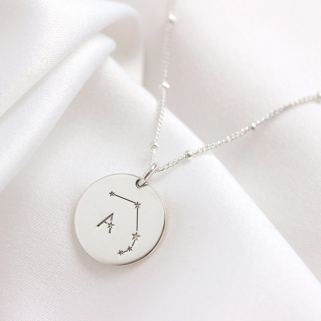 Personalisierte Halskette aus Sterlingsilber mit Sternzeichen und Initialen