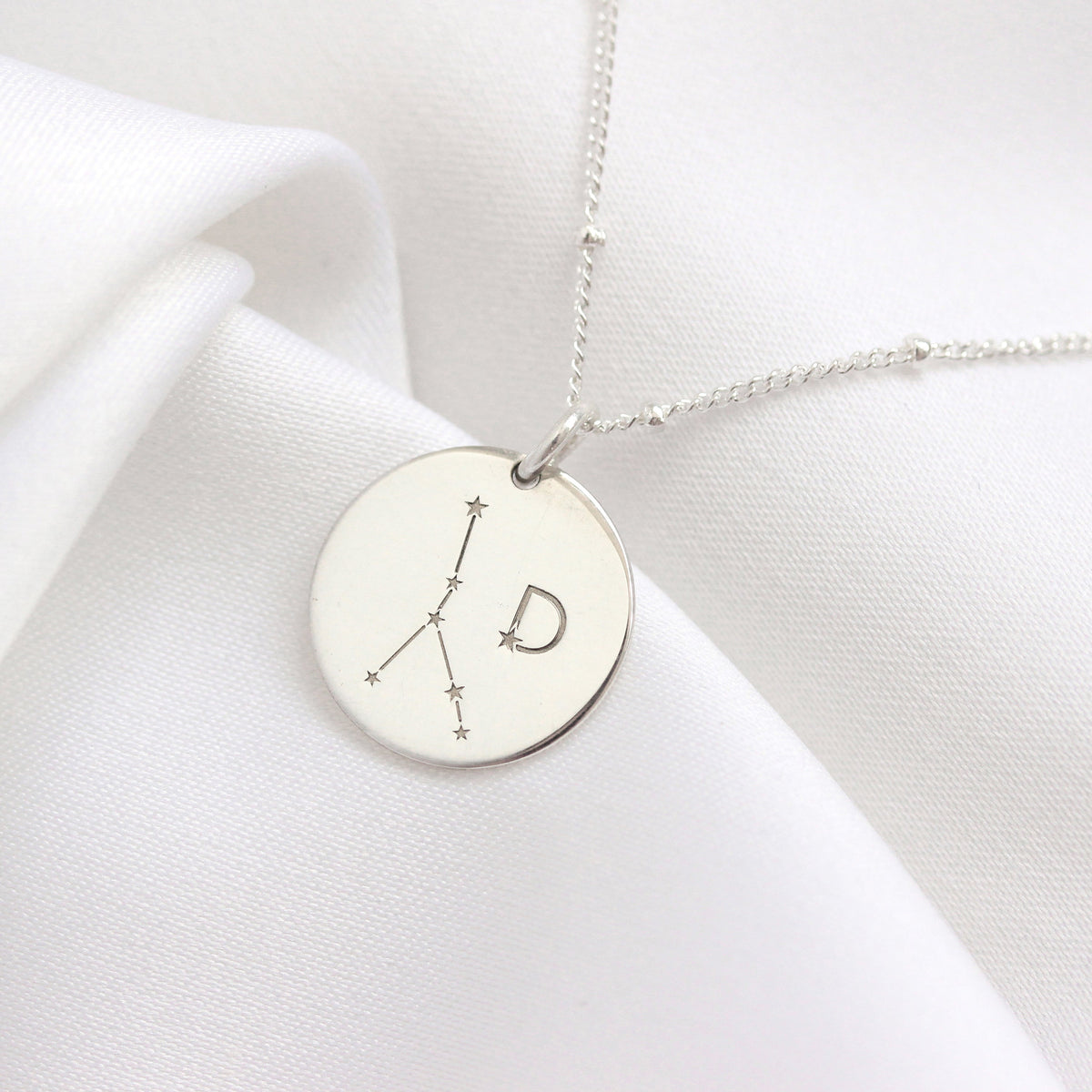 Personalisierte Halskette aus Sterlingsilber mit Sternzeichen und Initialen