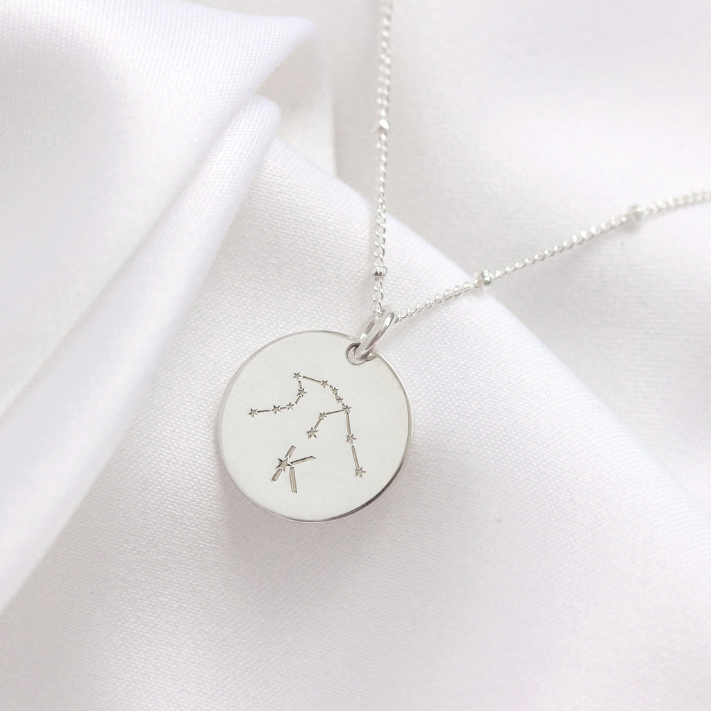 Personalisierte Halskette aus Sterlingsilber mit Sternzeichen und Initialen