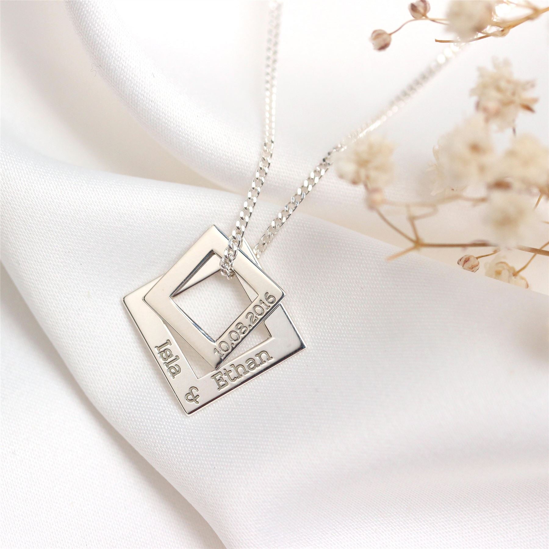 Personalisierte Halskette aus Sterlingsilber mit Familiennamen in quadratischer Form