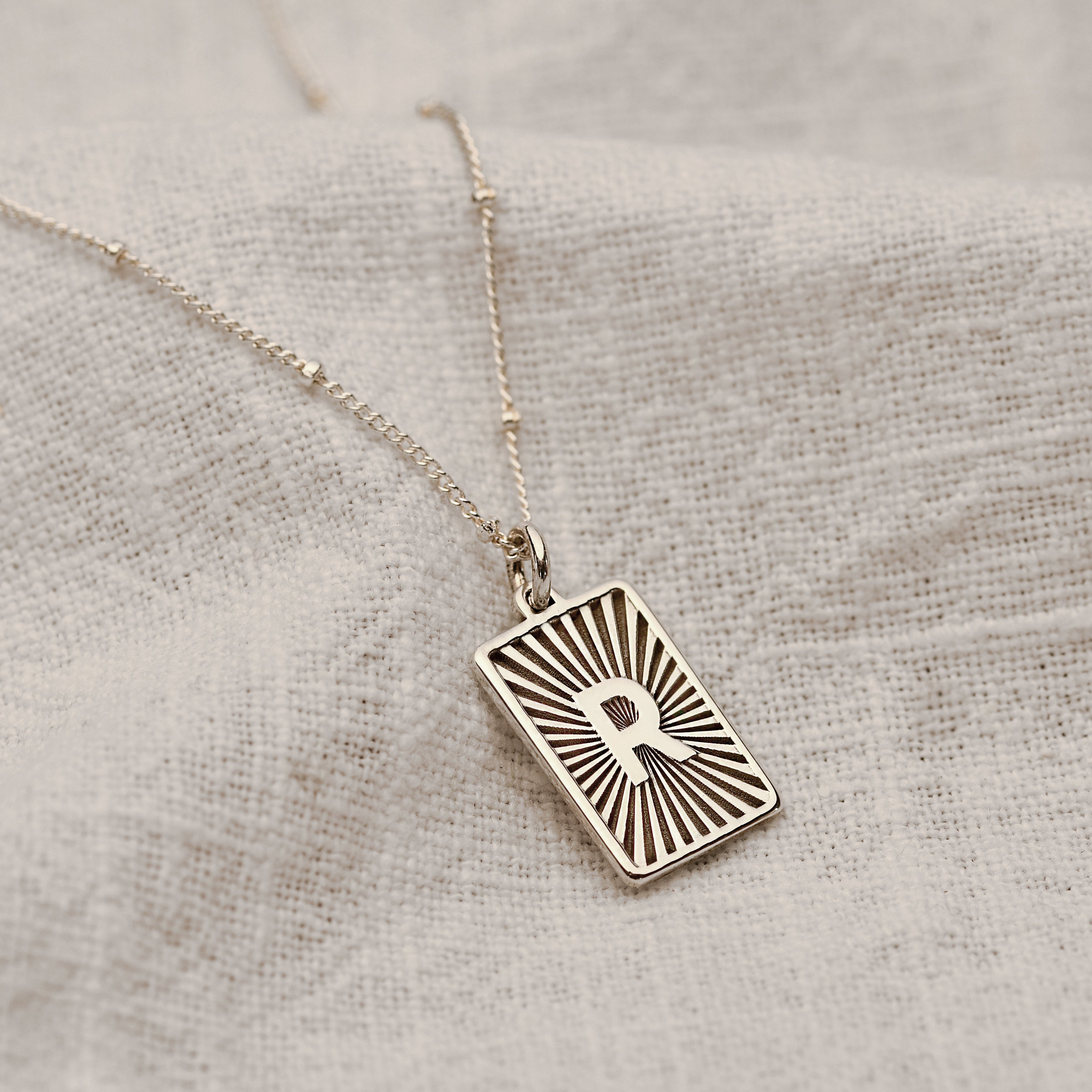 Personalisierte Sterlingsilber-Halskette mit Initiale im Starburst-Design