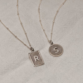 Personalisierte Sterlingsilber-Halskette mit Initiale im Starburst-Design