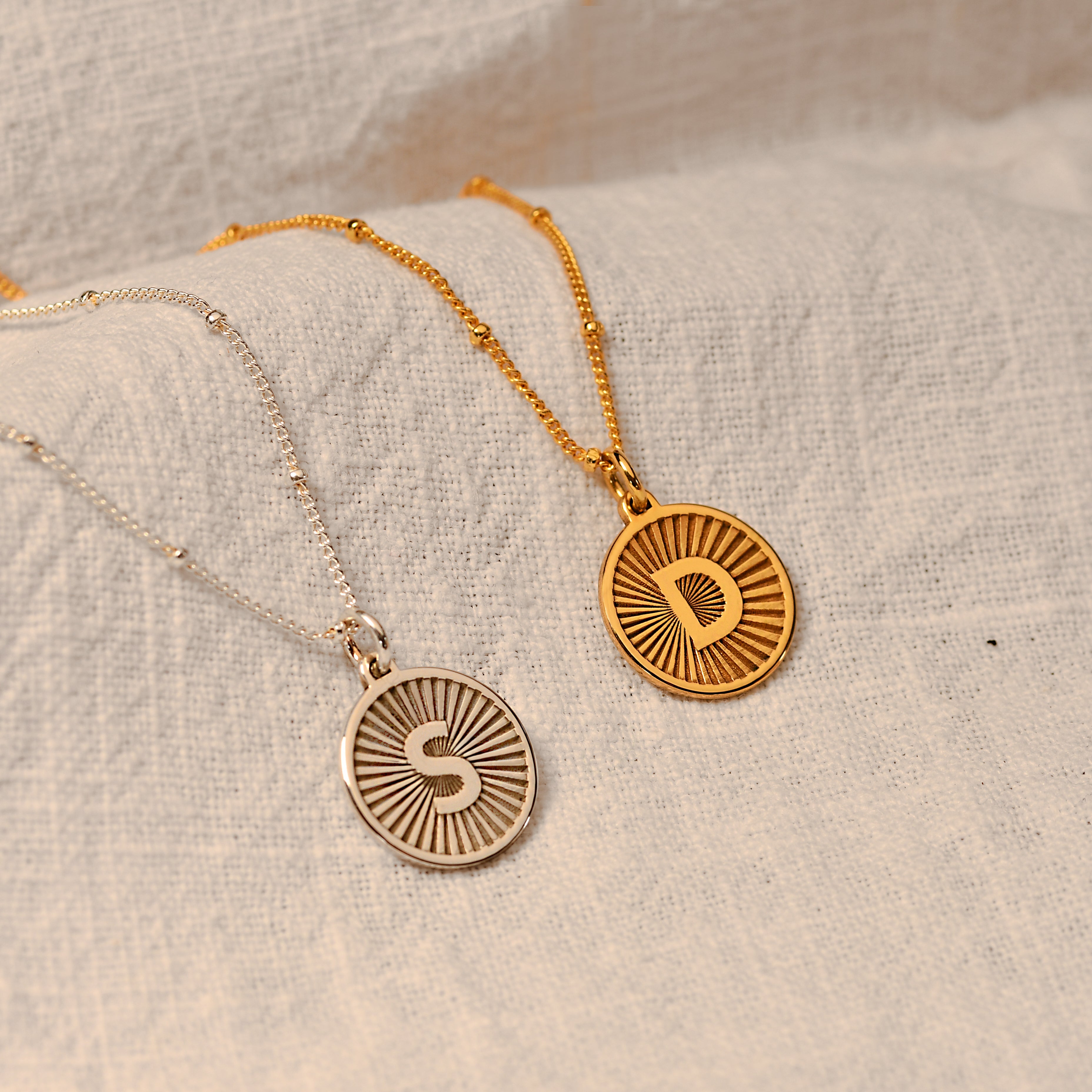 Personalisierte Sterlingsilber-Halskette mit Initiale im Starburst-Design