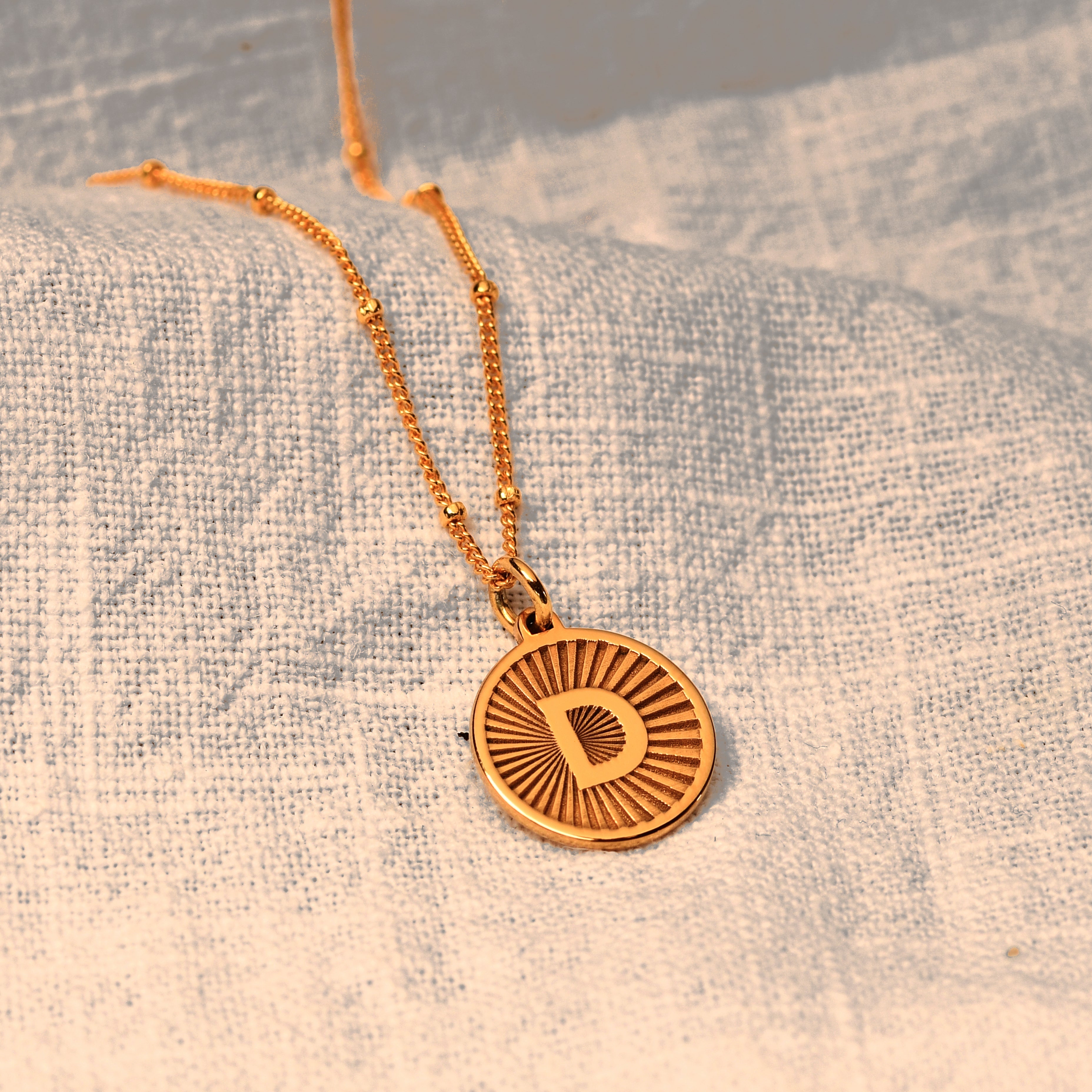 Personalisierte Sterlingsilber-Halskette mit Initiale im Starburst-Design