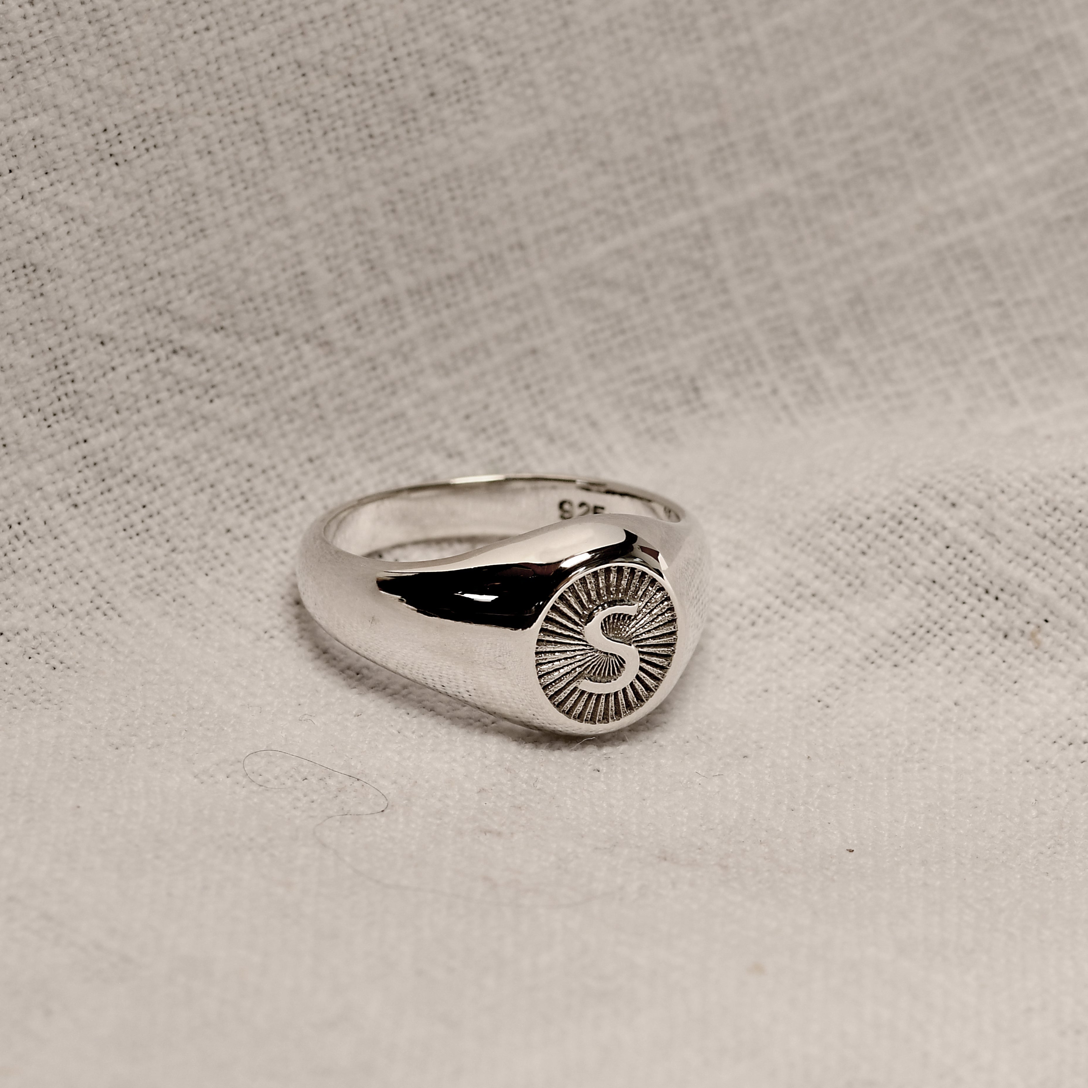 Personalisierter runder Sterlingsilber-Siegelring mit Initiale im Starburst-Design, Größe J - Z+1
