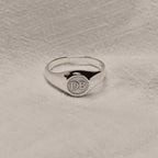 Personalisierter runder Sterlingsilber-Siegelring mit Initiale im Starburst-Design, Größe J - Z+1