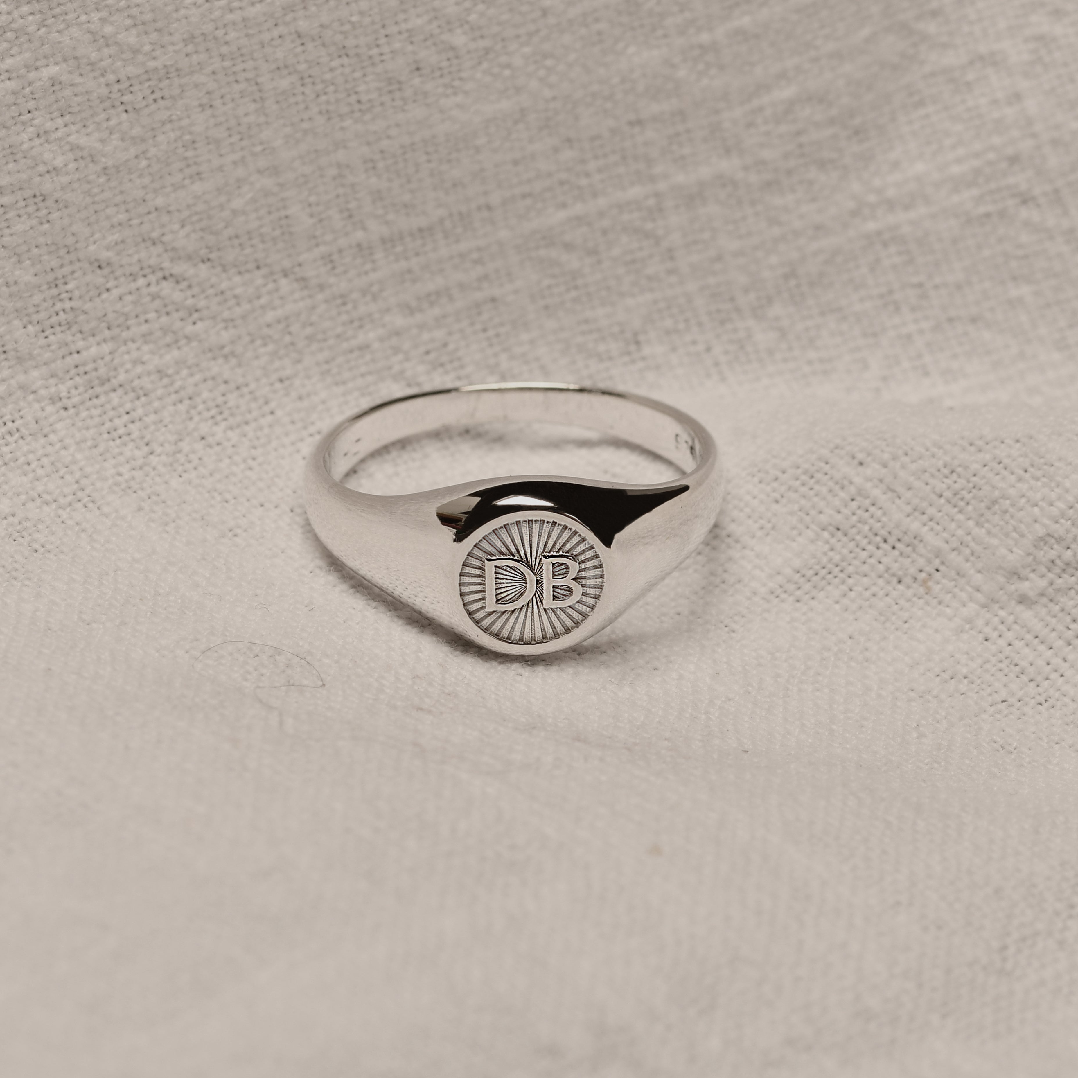 Personalisierter runder Sterlingsilber-Siegelring mit Initiale im Starburst-Design, Größe J - Z+1