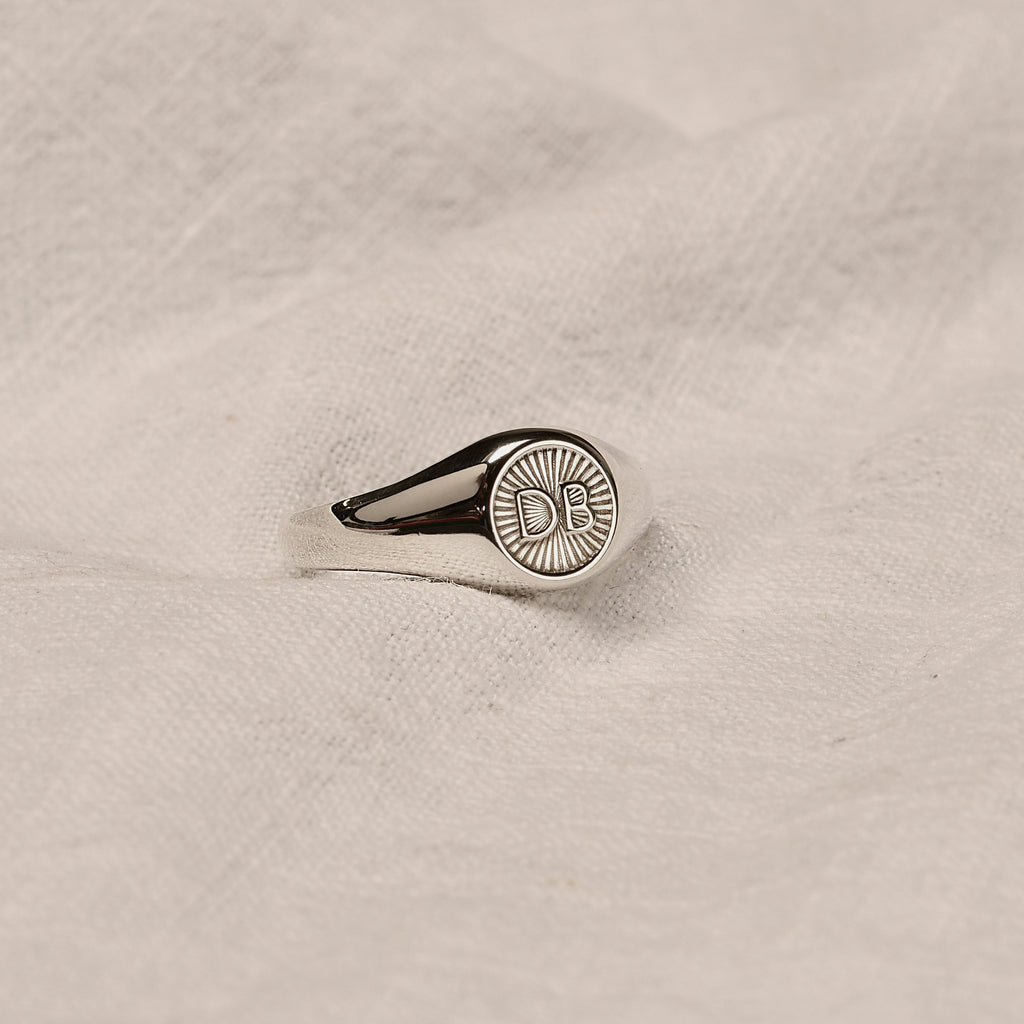 Personalisierter runder Sterlingsilber-Siegelring mit Initiale im Starburst-Design, Größe J - Z+1