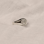 Personalisierter runder Sterlingsilber-Siegelring mit Initiale im Starburst-Design, Größe J - Z+1
