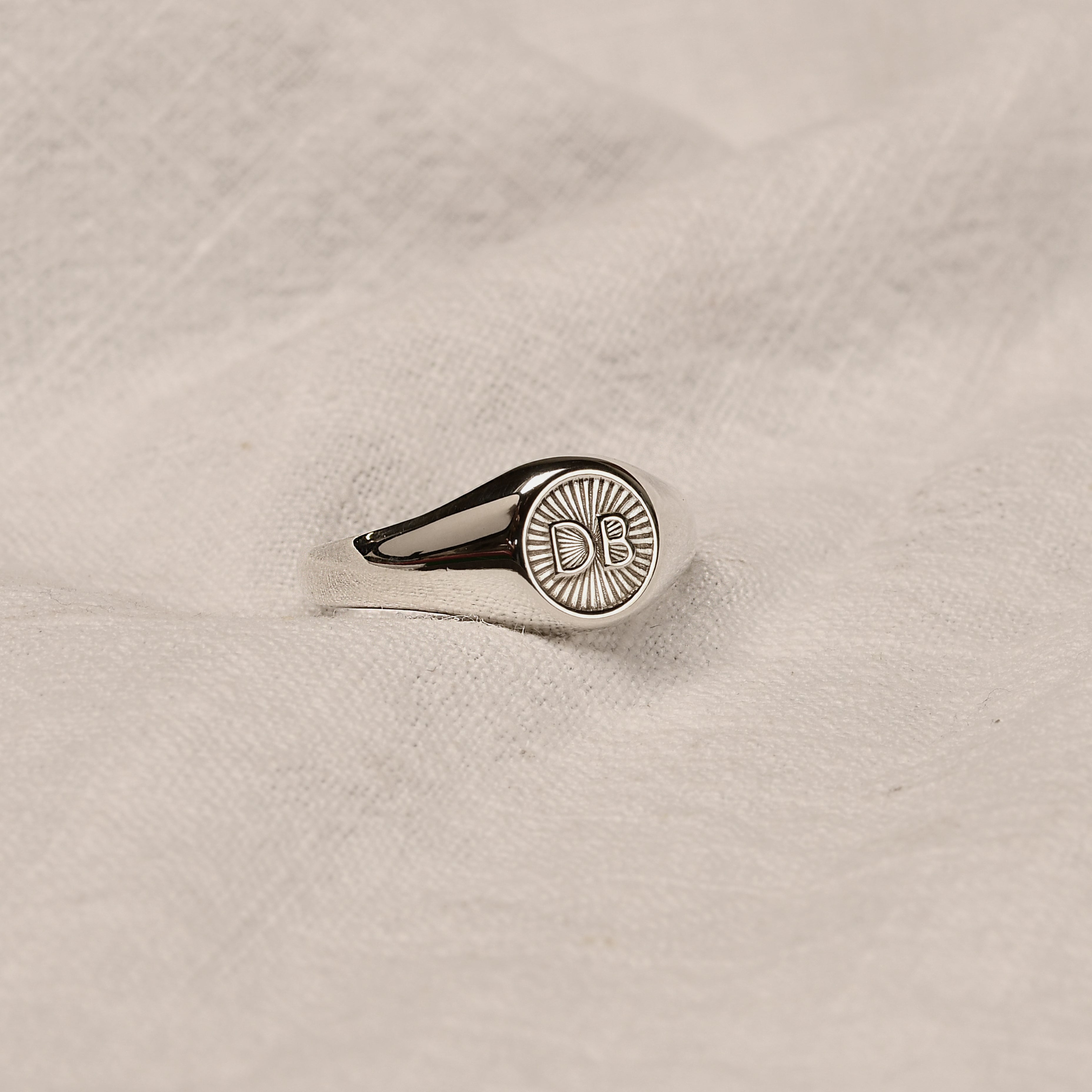 Personalisierter runder Sterlingsilber-Siegelring mit Initiale im Starburst-Design, Größe J - Z+1