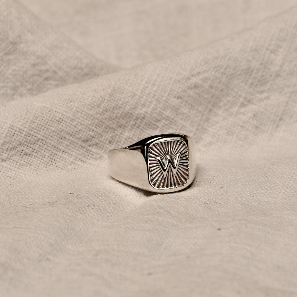 Personalisierter eckiger Sterlingsilber-Siegelring mit Initiale im Starburst-Design, Größe M - Z+1