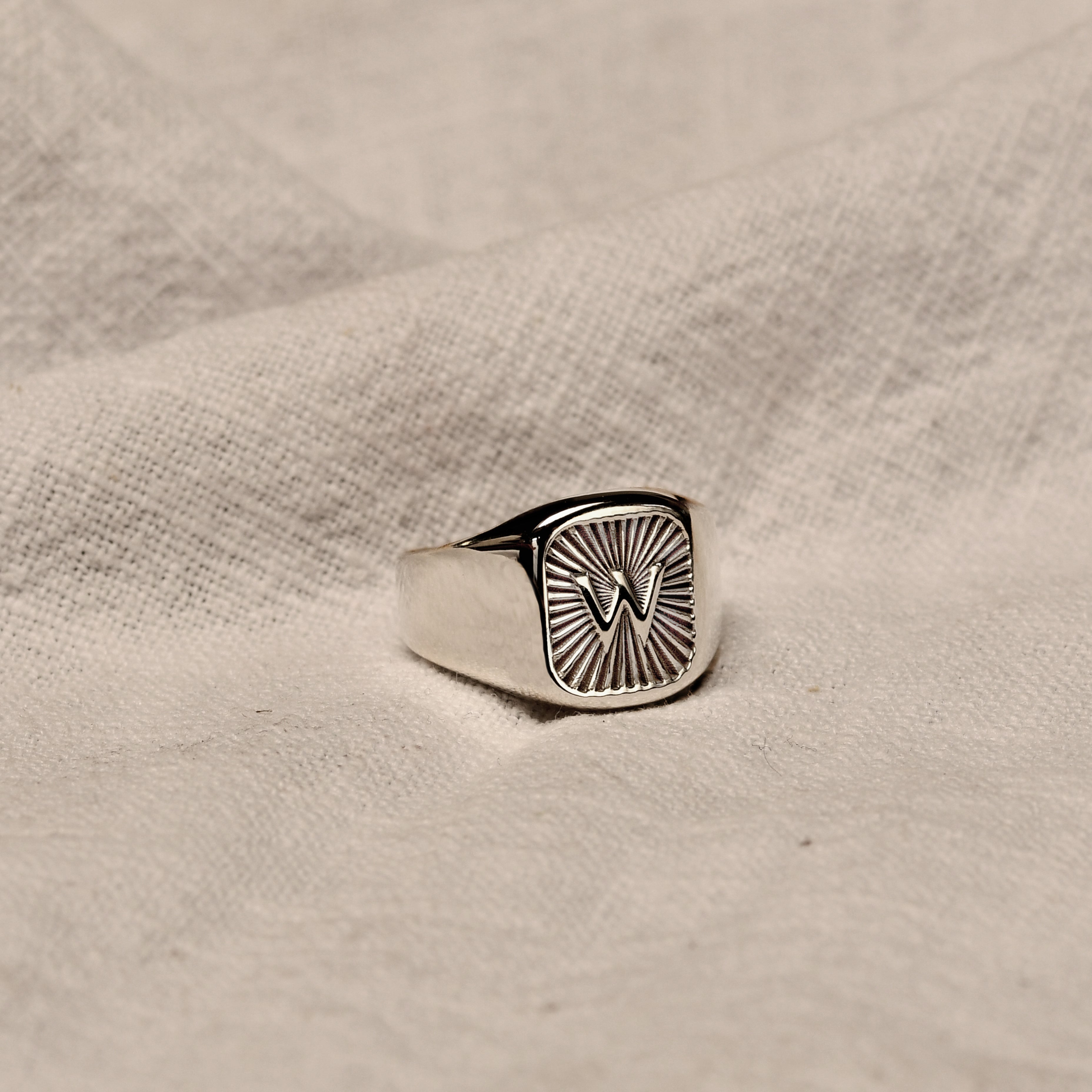 Personalisierter eckiger Sterlingsilber-Siegelring mit Initiale im Starburst-Design, Größe M - Z+1