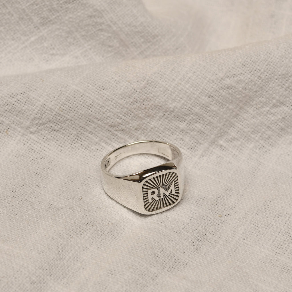 Personalisierter eckiger Sterlingsilber-Siegelring mit Initiale im Starburst-Design, Größe M - Z+1