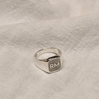 Personalisierter eckiger Sterlingsilber-Siegelring mit Initiale im Starburst-Design, Größe M - Z+1