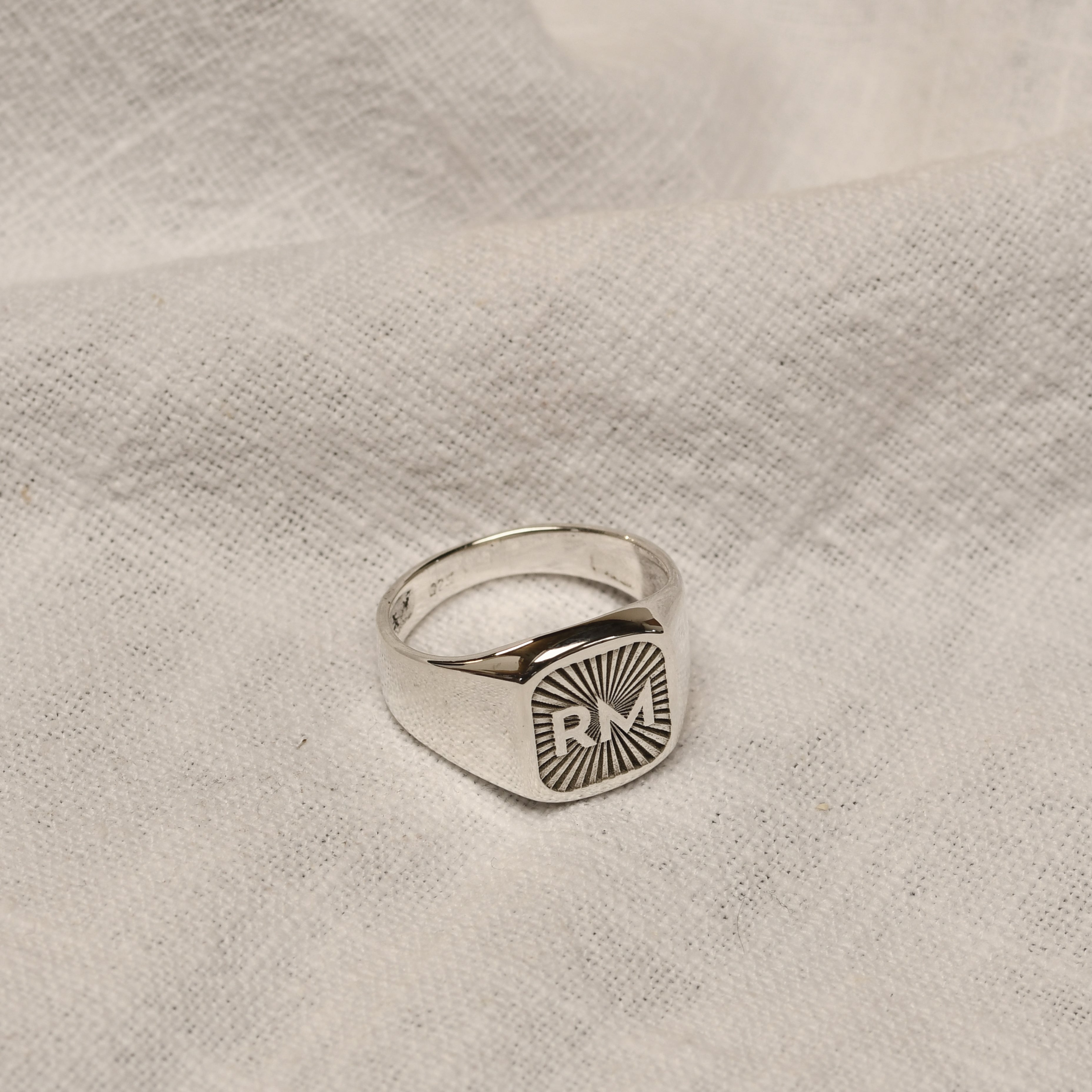 Personalisierter eckiger Sterlingsilber-Siegelring mit Initiale im Starburst-Design, Größe M - Z+1