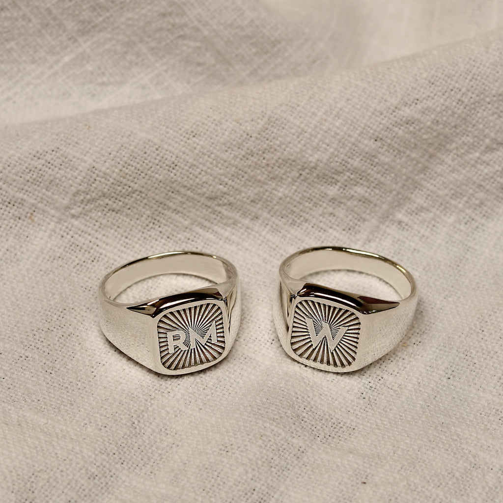 Personalisierter eckiger Sterlingsilber-Siegelring mit Initiale im Starburst-Design, Größe M - Z+1