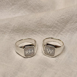 Personalisierter eckiger Sterlingsilber-Siegelring mit Initiale im Starburst-Design, Größe M - Z+1