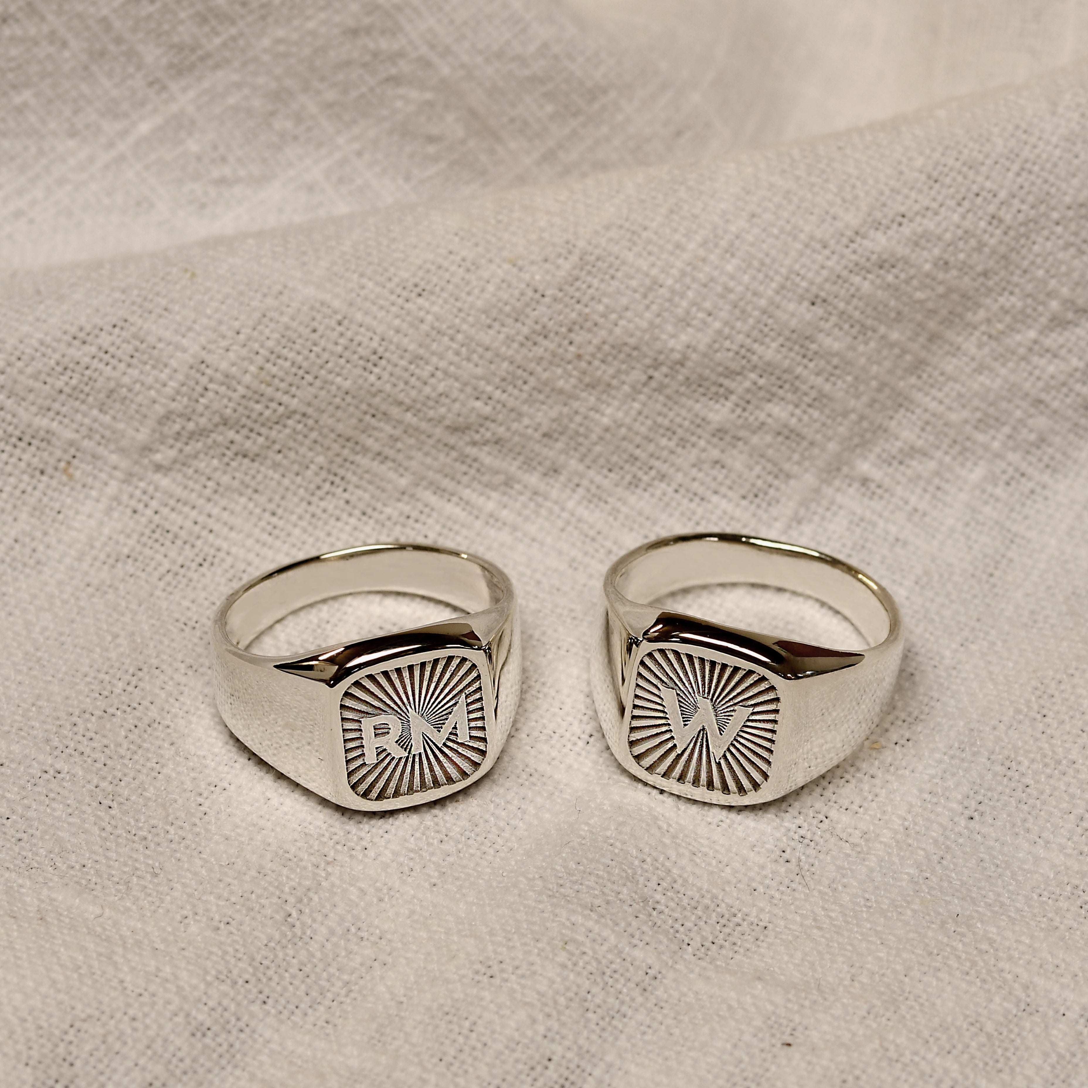Personalisierter eckiger Sterlingsilber-Siegelring mit Initiale im Starburst-Design, Größe M - Z+1