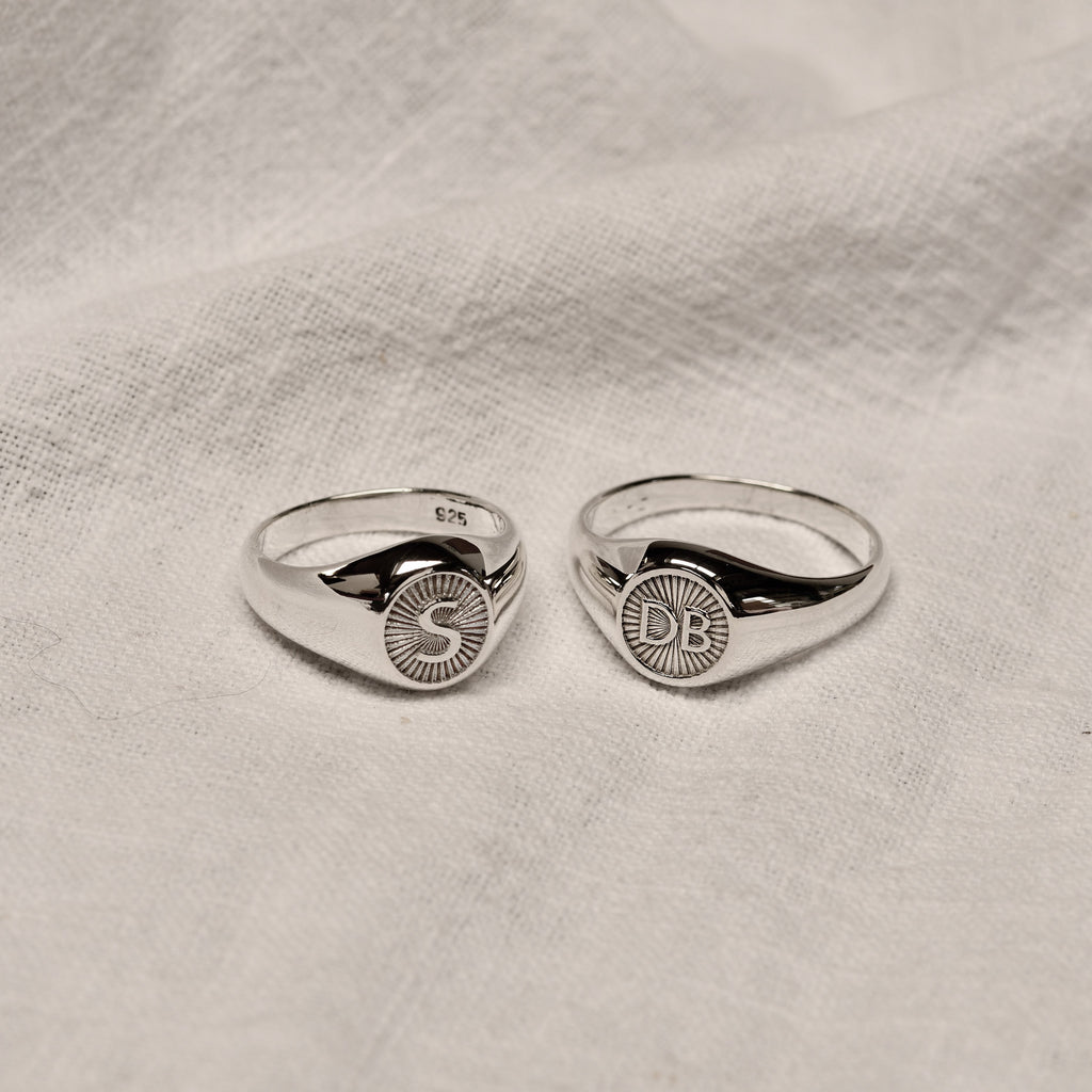 Personalisierter runder Sterlingsilber-Siegelring mit Initiale im Starburst-Design, Größe J - Z+1