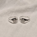 Personalisierter runder Sterlingsilber-Siegelring mit Initiale im Starburst-Design, Größe J - Z+1
