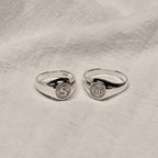 Personalisierter runder Sterlingsilber-Siegelring mit Initiale im Starburst-Design, Größe J - Z+1